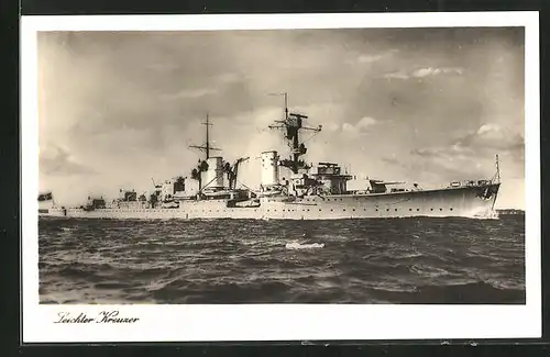 AK Leichter Kreuzer der Kriegsmarine vor der Küste