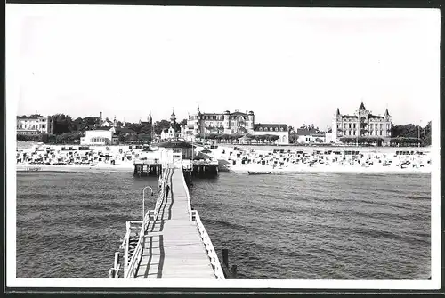 Fotografie unbekannter Fotograf, Ansicht Zinnowitz, Blick von der Seebrücke auf das Strandbad & Hotelgebäude