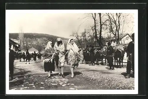 AK Bosnische Dame auf Strasse