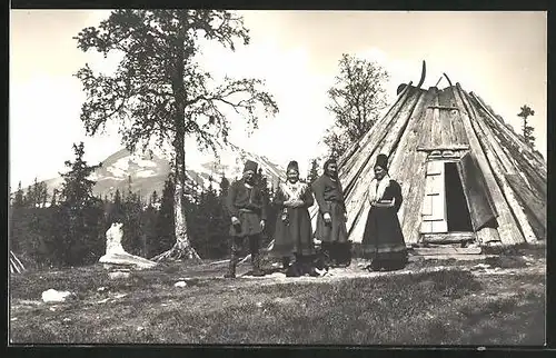 AK Jämtland, Lappfamilj, schwedische Familie vor Holzhütte