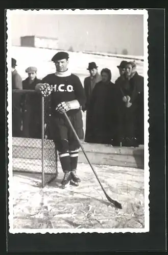 AK Torwart der Eishockey-Mannschaft H.C.O. neben dem Tor stehend
