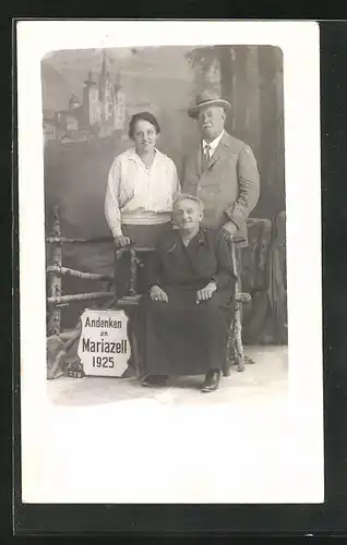 Foto-AK Mariazell, Andenken an Mariazell 1925, Familie vor einer Studiokulisse