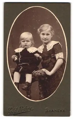 Fotografie Vald. Myhre, Svaneke, Junges blondes Geschwisterpaar in Sonntagskleidung