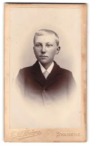 Fotografie Vald. Myhre, Svaneke, Portrait von Jungem Burschen mit blonden Haaren im Anzug