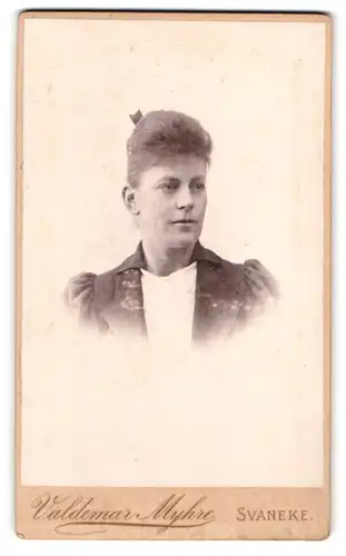 Fotografie Valdemar Myhre, Svaneke, Portrait von Dame mit zeitgenössischer Frisur