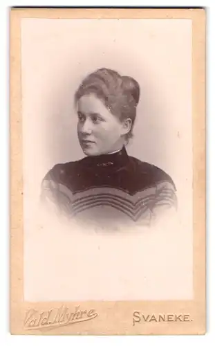 Fotografie Vald. Myhre, Svaneke, Portrait von junger Dame mit hochtoupierter Frisur