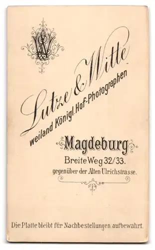 Fotografie Lutze & Witte, Magdeburg, Breite Weg 32 /33, Hübsche junge Frau in hochgeschlossenem Kleid mit Puffärmeln