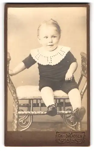 Fotografie Ch. Svendsen, Hasle, Niedliches Kleinkind in Sonntagssachen
