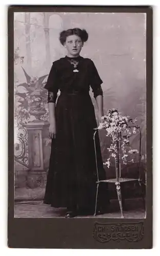 Fotografie Ch. Svendsen, Hasle, Junge hübsche Dame in schwarzem Kleid mit zeitgenössischer Frisur