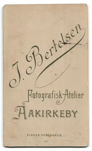 Fotografie J. Bertelsen, Aakirkeby, Portrait von jungem Mann im Anzug mit Fliege