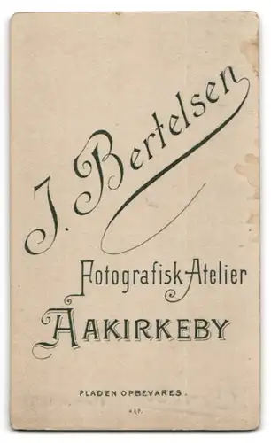 Fotografie J. Bertelsen, Aakirkeby, Junges Mädchen in Kleid mit Puffärmeln mit Brüdern in Anzügen