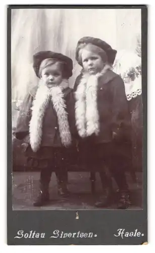 Fotografie Soltan Sivertsen, Hasle, Junge Schwestern mit Schal und Hut