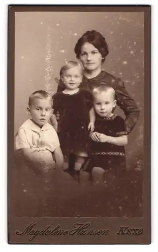 Fotografie Magdalene Hansen, Nexö, Ferskesogade, Mutter mit geflochtenem Haar mit Kindern in Sonntagskleidern