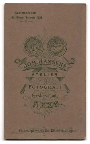 Fotografie Magdalene Hansen, Nexö, Ferskesogade, Betagte Dame in eleganter Kleidung mit Haube und Tuch
