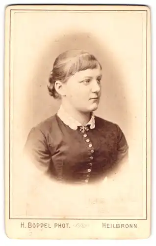 Fotografie H. Boppel, Heilbronn, Titotstrasse, Junge Dame mit geflochtenem zurückgestecktem Haar