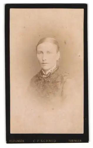 Fotografie C. F. Schmidt, Reutlingen, Dame in verziertem Kleid und mit zurückgebundenem Haar