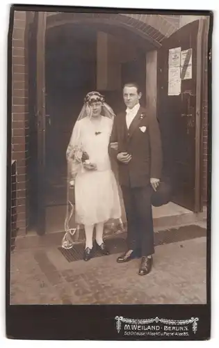 Fotografie M. Weiland, Berlin-N., Schönhauser Allee 49, Portrait junges Paar in Hochzeitskleidung mit Schleier