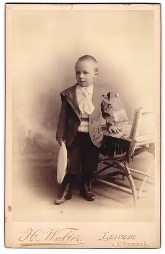 Fotografie H. Walter, Leipzig, A. d. Promenade, Portrait kleiner Junge in modischer Kleidung