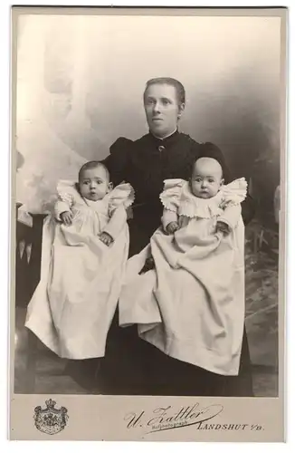 Fotografie U. Zattler, Landshut i /B., Zwischen den Brücken 684, Portrait bürgerliche Dame mit zwei Babys