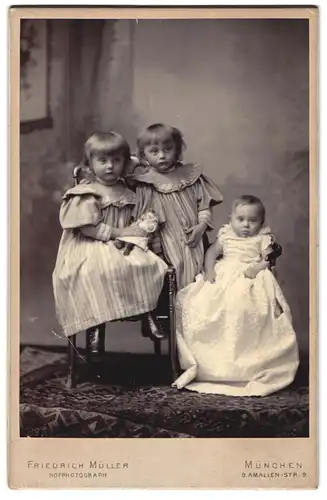Fotografie Friedrich Müller, München, Amalienstrasse 9, Portrait zwei kleine Mädchen in Kleidern mit einem Kleinkind