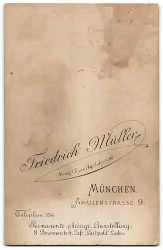 Fotografie Friedrich Müller, München, Amalienstrasse 9, Portrait zwei kleine Mädchen in Kleidern mit einem Kleinkind