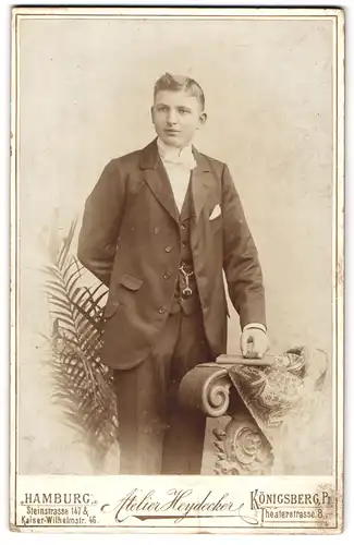Fotografie Ottmar Heydecker, Hamburg, Steinstrasse 147, Portrait junger Herr in zeitgenössischer Kleidung