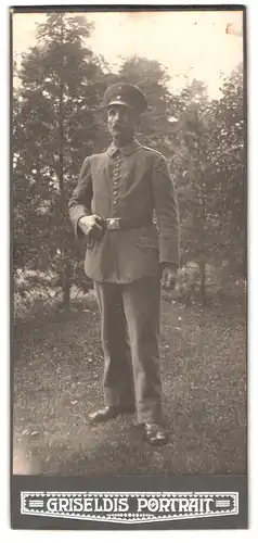 Fotografie Griseldis Portrait, Ort unbekannt, Portrait Soldat in Uniform mit Schirmmütze