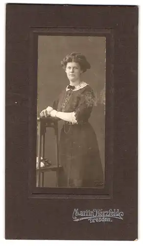 Fotografie Martin Herzfeld, Dresden, Pragerstrasse 7, Portrait junge Dame im hübschen Kleid