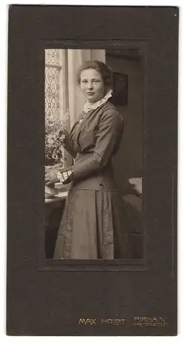 Fotografie Max Holdt, Pirna a /E., Garten-Strase 31, Portrait junge Dame in hübscher Kleidung