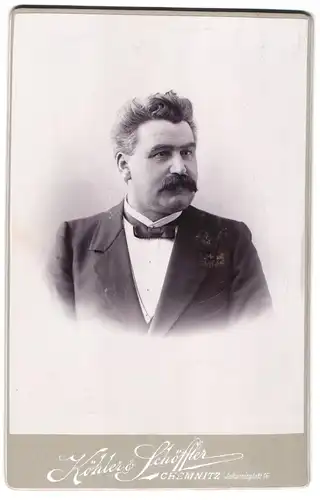 Fotografie Köhler & Schöffler, Chemnitz, Johannisplatz 16, Portrait beleibter Herr im Anzug mit Moustache