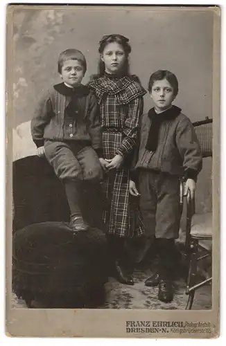 Fotografie Franz Ehrlich, Dresden-N., Königsbrückerstrasse 105, Portrait junges Mädchen im karierten Kleid & zwei Jungen