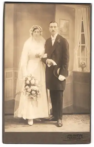 Fotografie Paul Papesch, Chemnitz i /S., Brückenstrasse 31, Portrait junges Paar in Hochzeitskleidung mit Blumenstrauss