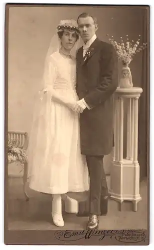 Fotografie Emil Winzer & Sohn, Potschappel, Tharandterstrasse 10, Portrait junges Paar in Hochzeitskleidung mit Schleier