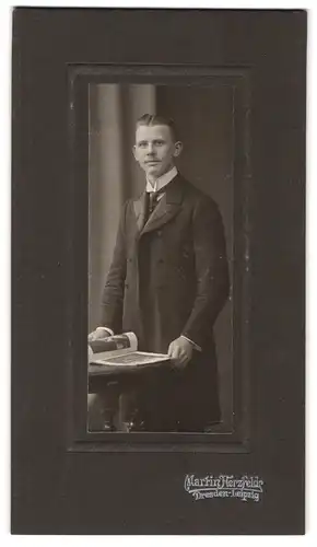 Fotografie Martin Herzfeld, Dresden-Leipzig, Portrait junger Herr im Mantel mit Zeitung