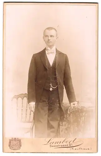 Fotografie Lambert, Dresden, Seestrasse 21, Portrait junger Herr im Frack mit Fliege