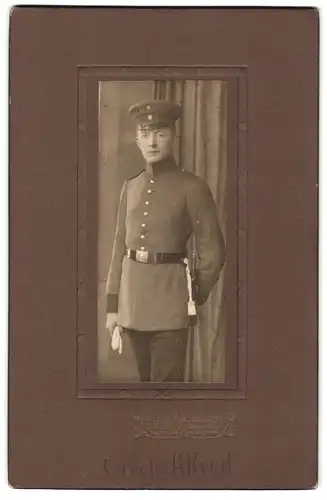 Fotografie H. Jähnig, Dresden-N., Marien-Allee 1, Portrait Soldat in Uniform mit Schirmmütze