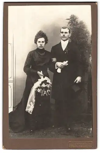 Fotografie E. Langbein, Görlitz, Postplatz 4, Portrait junges Paar in Hochzeitskleidung mit Blumenstrauss