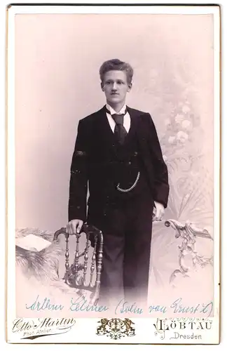 Fotografie Otto Martin, Dresden-Löbtau, Reisewitzerstrasse 18, Portrait junger Herr im Anzug mit Krawatte