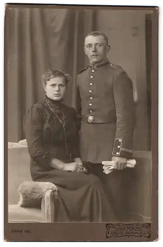 Fotografie Louis Penzel, Görlitz, Schützenstrasse 3, Portrait Soldat in Uniform mit seiner Frau