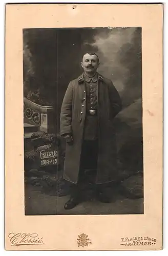 Fotografie C. Vessié, Namur, 7, Place de l`Ange, Portrait Soldat im Uniformmantel mit Moustache