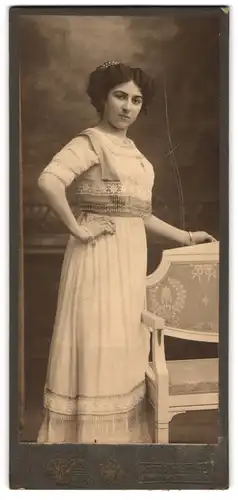 Fotografie Otto Hertel, Freiberg i /S., Portrait junge Dame im hübschen Kleid