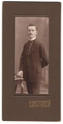 Fotografie Otto Martin, Dresden-Löbtau, Portrait junger Herr im Anzug mit Zwicker