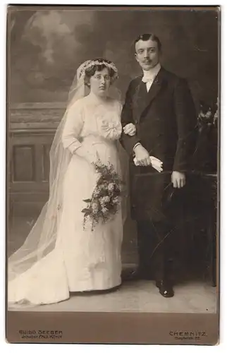 Fotografie Guido Seeber, Chemnitz, Theaterstrasse 22, Portrait junges Paar in Hochzeitskleidung mit Blumenstrauss