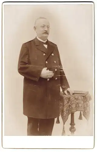 Fotografie unbekannter Fotograf und Ort, Portrait Soldat in Uniform mit Brille