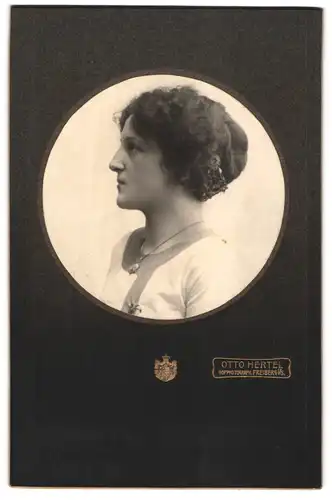 Fotografie Otto Hertel, Freiberg i /S., Portrait junge Dame mit zeitgenössischer Frisur