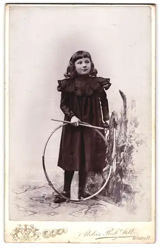 Fotografie Rich Arlt, Wilsdruff, Portrait junges Mädchen im Kleid mit Reifen