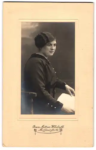 Fotografie Bruno Mattner, Wilsdruff, Meissener Strasse 43, Portrait junge Dame in modischer Kleidung