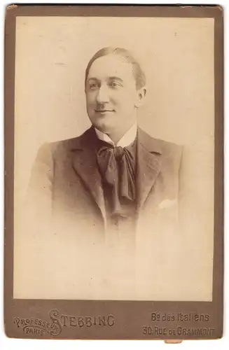 Fotografie Professeur Stebbing, Paris, Boulevard des Italiens, 30, Rue de Grammont, Portrait stattlicher Herr im Anzug