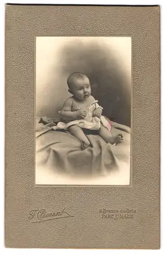 Fotografie F. Clément, Parc St. Maur, 2, Avenue des Arts, Portrait süsses Kleinkind im Hemd