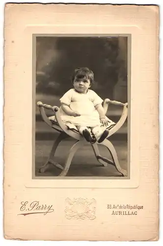 Fotografie E. Parry, Aurillac, 39, Avenue de la République, Portrait kleines Mädchen im KLeid